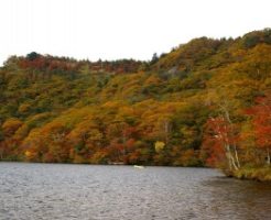 赤城山と大沼に色づく紅葉