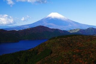 紅葉の芦ノ湖と富士山