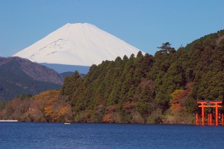 芦ノ湖の遊覧船から眺める紅葉と富士山