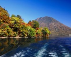 中禅寺湖の紅葉と男体山