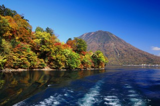 中禅寺湖の紅葉と男体山