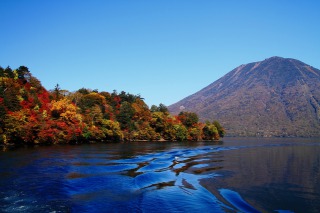 遊覧船から眺める紅葉と男体山
