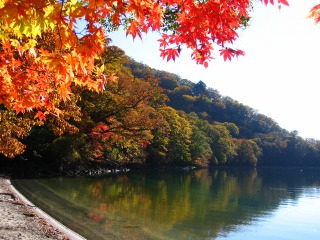 中禅寺湖畔に色づく紅葉