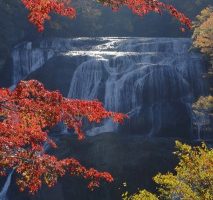 袋田の滝と真っ赤な紅葉