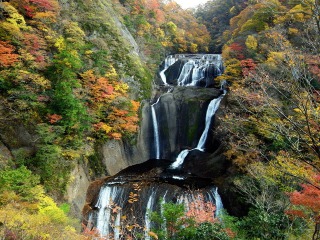 袋田の滝(別名四度の滝)と紅葉