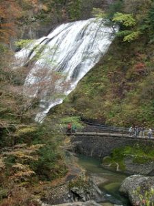 吊り橋から眺める袋田の滝と紅葉