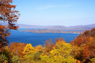 発荷峠展望台からの十和田湖と紅葉