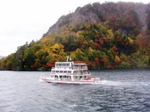 遊覧船から眺める十和田湖の紅葉