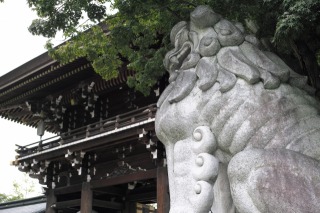 寒川神社神門と狛犬