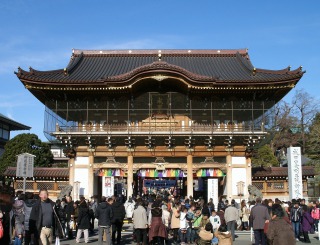 成田山の表玄関・総門